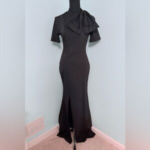 🖤Elegant Black Form-Fitting Gown with Bow Detail/Size Large